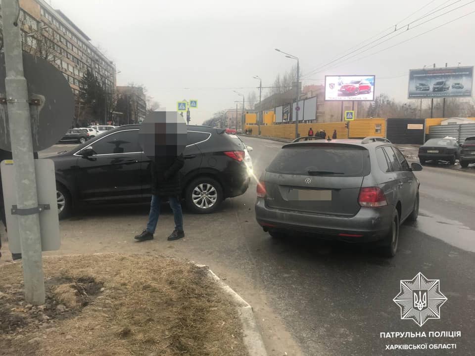 В Харькове столкнулись Volkswagen, Hyundai Santa Fe и Opel Zafira (ФОТО)