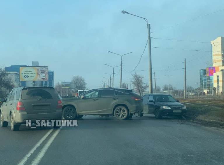 В Харькове – тройное ДТП: повреждены два внедорожника (ФОТО)