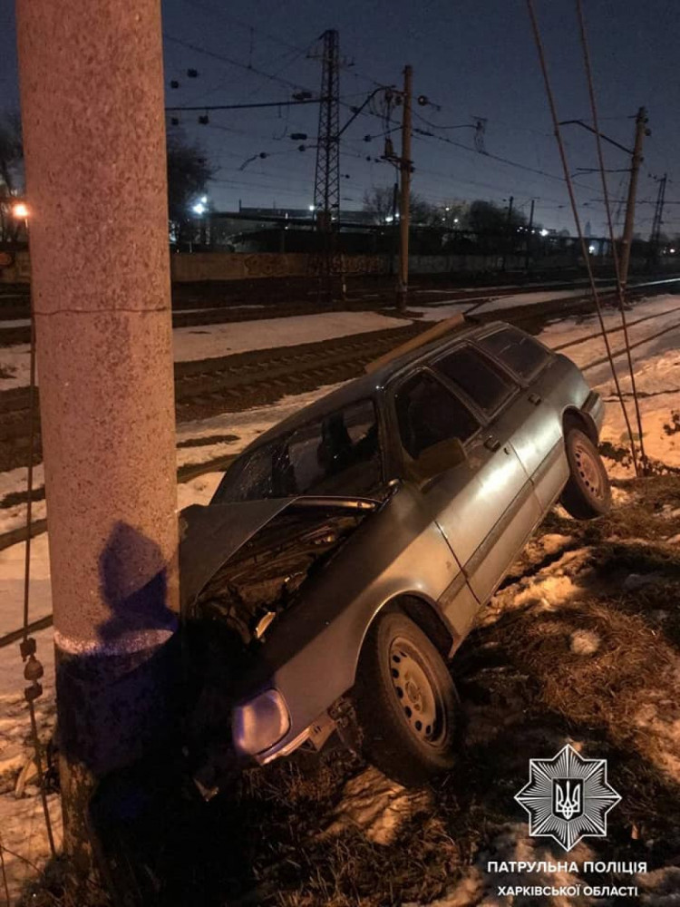 В Харькове Ford разбился о железнодорожную электроопору (ФОТО)