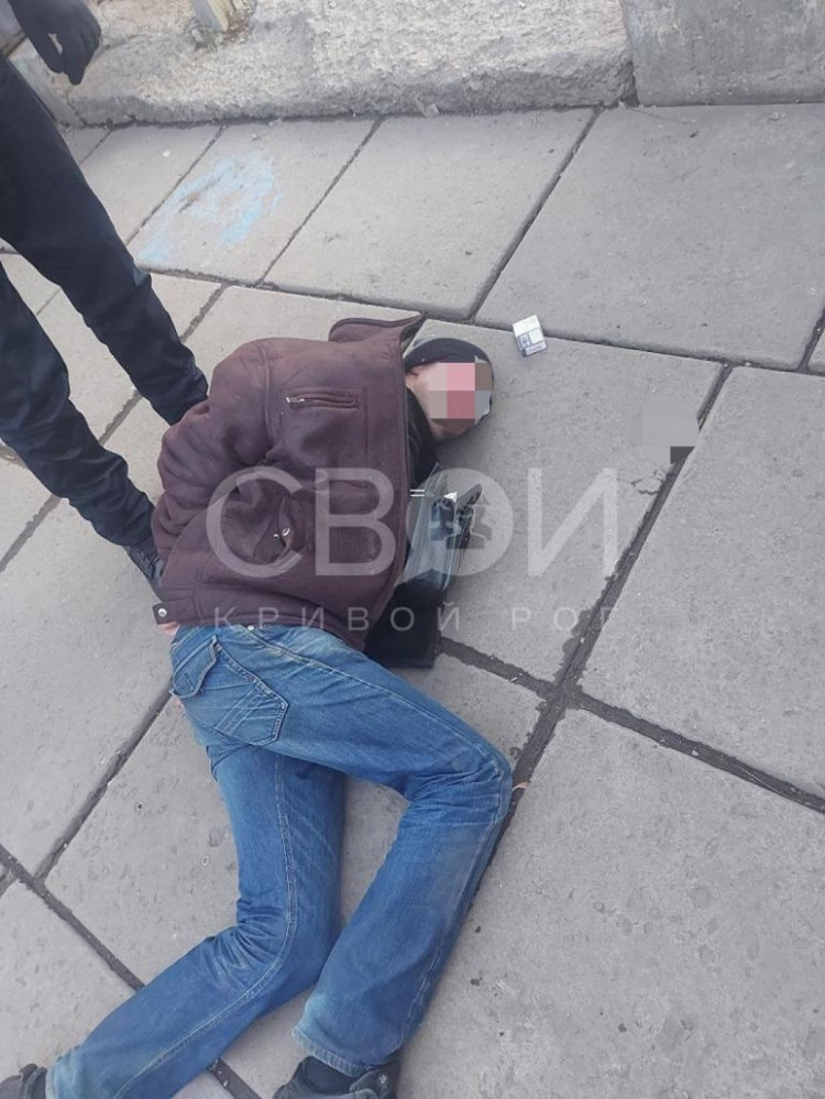 В Кривом Роге на улице задержали мужчину с гранатой (ФОТО)