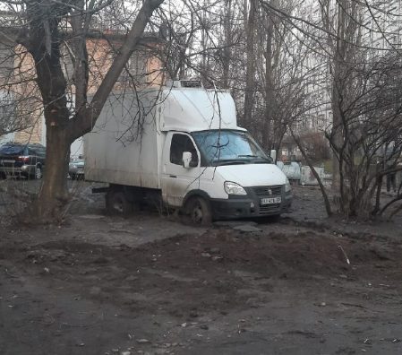 В Киеве фургон «героя парковки» вытаскивали из грязи три машины (ФОТО)