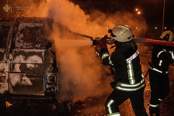 В Киеве на Гаванском мосту сгорел микроавтобус (ФОТО, ВИДЕО)