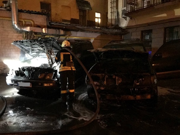 В центре Киева ночью во дворе сгорели два Lexus (ФОТО)