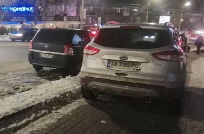 Сделал «сюрприз» пешеходам: в Киеве заметили наглого «героя парковки» (ФОТО)
