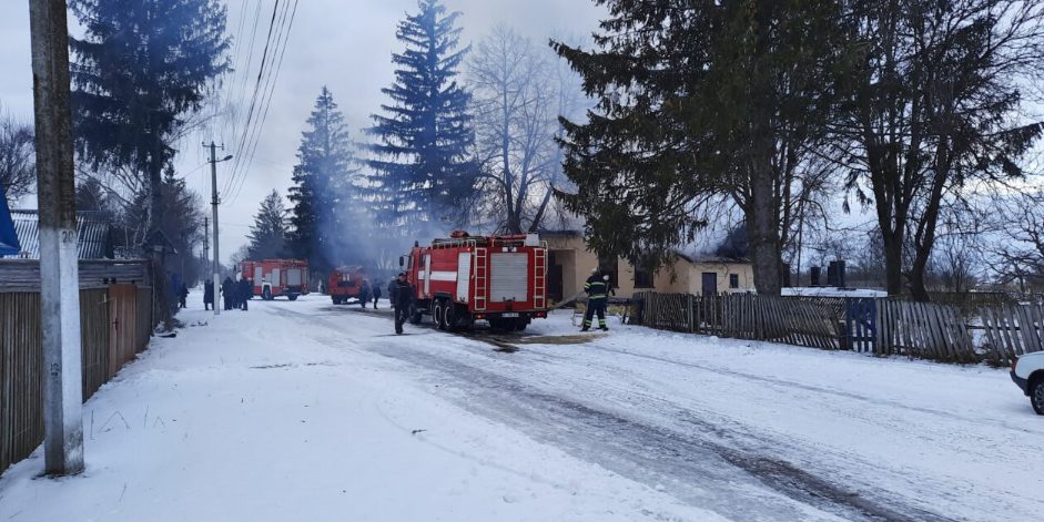 В Киевской области горело здание сельсовета и библиотека: пожарные остались без воды (ФОТО)