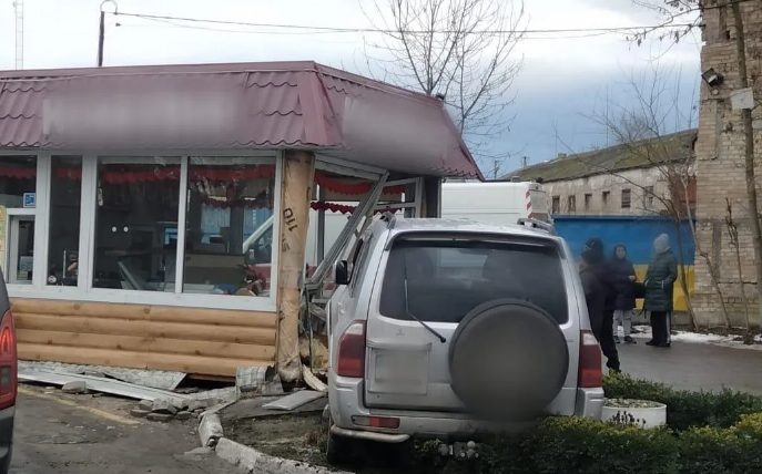 В Киевской области внедорожник врезался в кофейню: у сотрудницы заведения ушиб ноги (ФОТО)