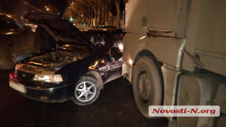 В Николаеве грузовик MAN протащил на 15 метров легковушку (ФОТО)