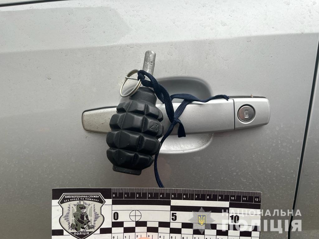 В Николаеве водитель обратился в полицию из-за муляжа гранаты на двери авто (ФОТО)