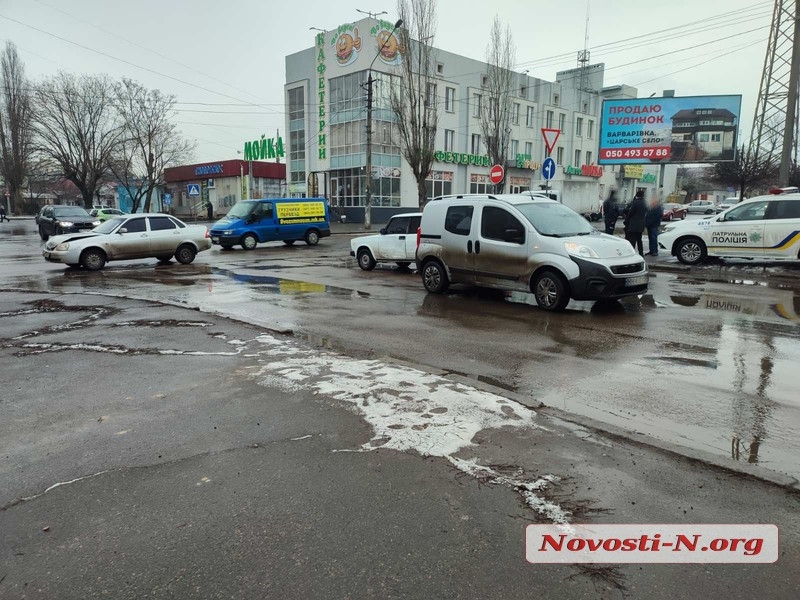 В Николаеве на перекрестке произошло тройное ДТП (ФОТО)