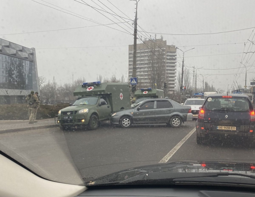 В Николаеве водитель за рулем Geely врезался в армейский санитарный автомобиль (ФОТО)