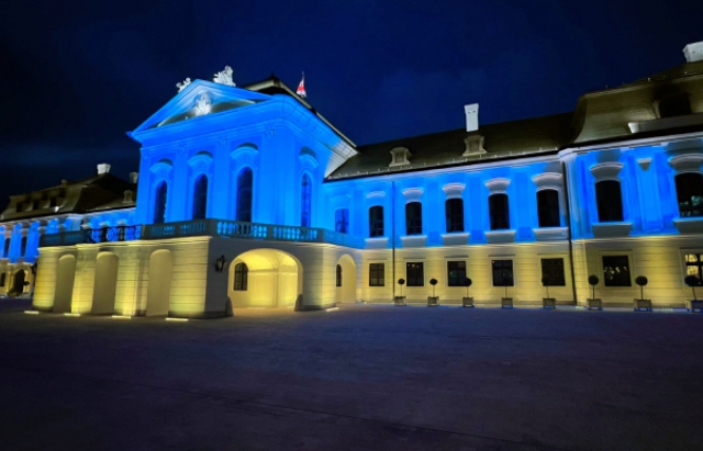 В Словакии президентский дворец подсветили украинским флагом (ФОТО)