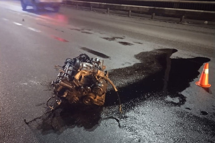 В Каменском на мосту у авто оторвало двигатель из-за ДТП с отбойником (ФОТО)