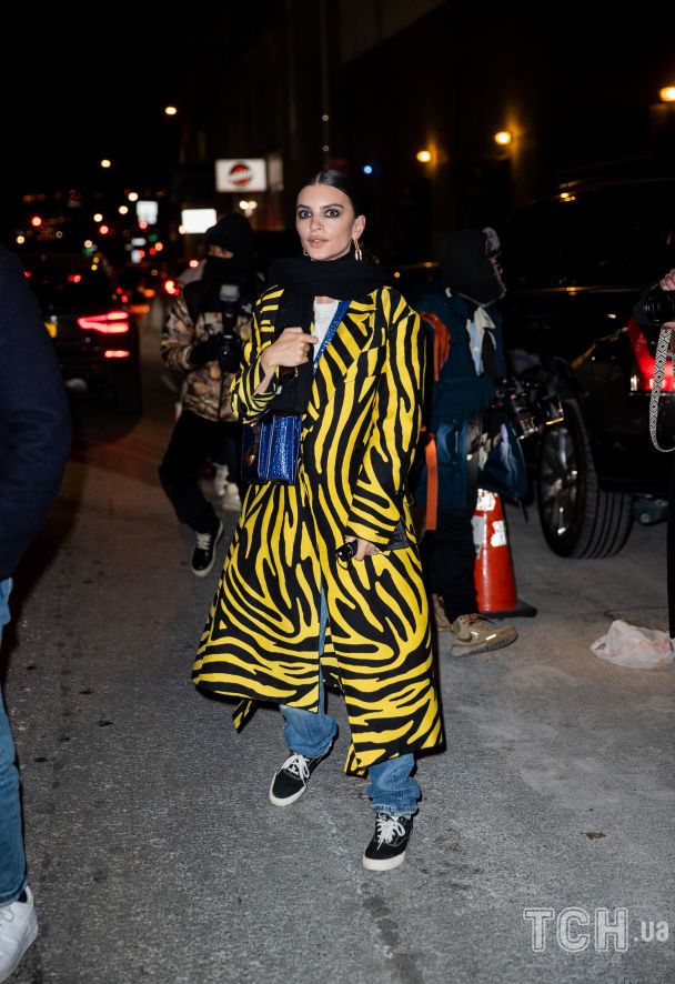 В тренче «под зебру»: Эмили Ратаковски увидели на Неделе моды в Нью-Йорке (ФОТО)