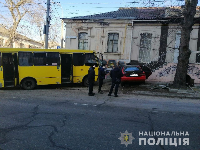 В центре Херсона столкнулись маршрутка и «легковушка»: трое пострадавших (ФОТО)