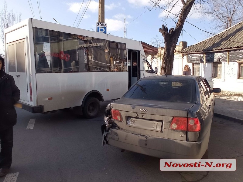 В центре Николаева не разминулись микроавтобус и Chery (ФОТО)