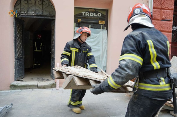 В центре Львова произошло обрушение в подъезде жилого дома (ФОТО)