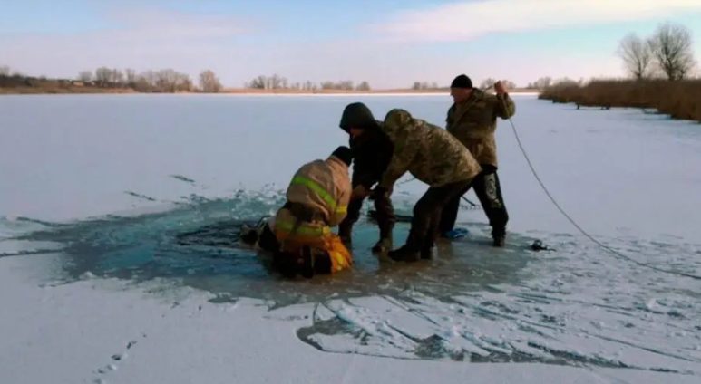 На Каховском водохранилище молодой мужчина нырнул в прорубь и погиб (ФОТО)