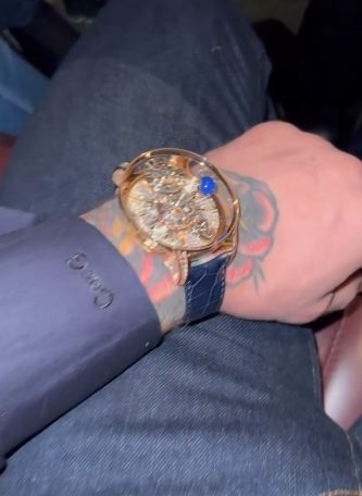 Боец UFC Конор Макгрегор показал роскошные часы за 548 тысяч евро (ВИДЕО)