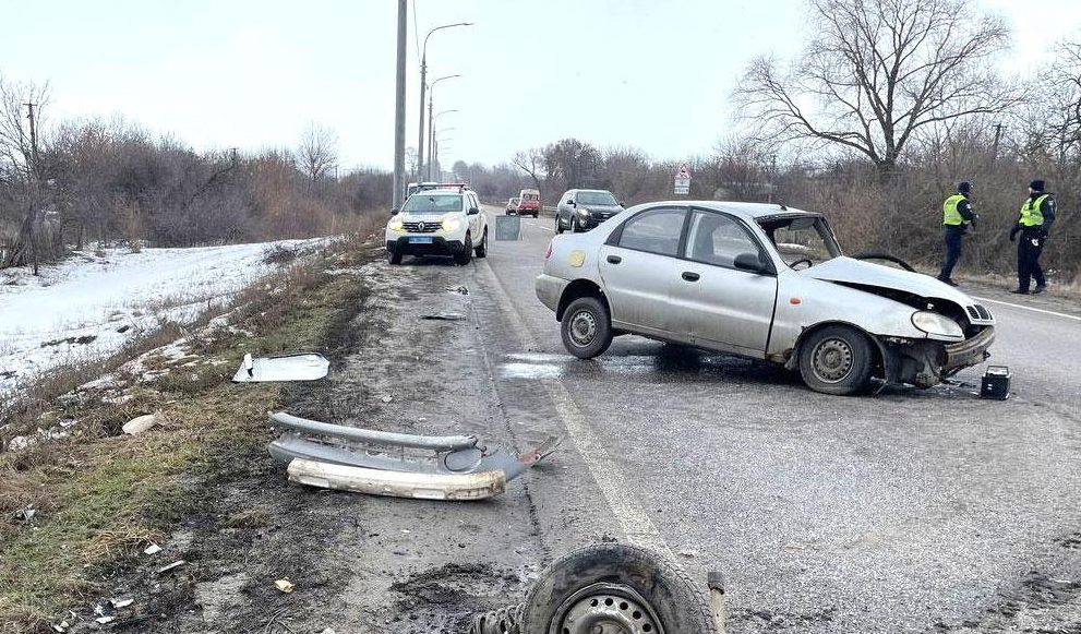 В ДТП на Полтавщине у Daewoo после столкновения со столбом отлетело колесо (ФОТО)