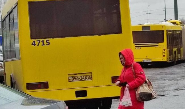 Дыра в «гармошке»: По Киеву ездит поломанный автобус (ФОТО)