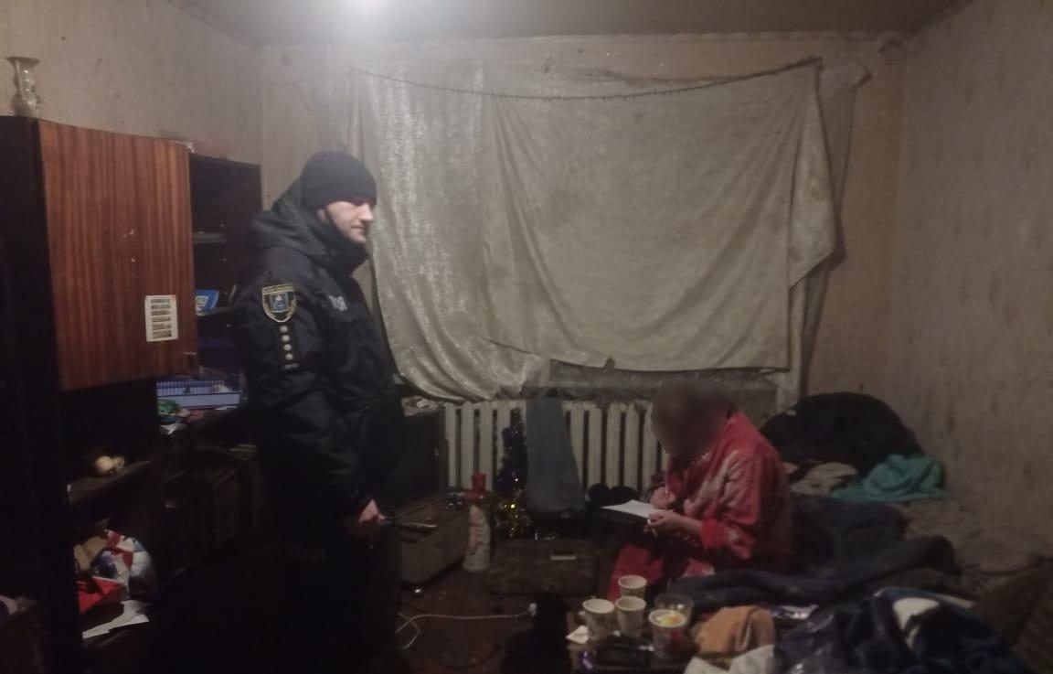 Пьяная сумчанка вызвала полицию, чтобы нашли ее дочь: девочка пряталась в другой комнате (ФОТО)