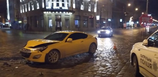 Пьяный водитель во Львове за рулем Hyundai врезался в авто копов (ФОТО)