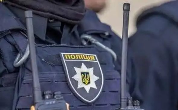 В Киеве прохожий решил угостить оформляющих ДТП патрульных марихуаной: дерзкий нарушитель задержан