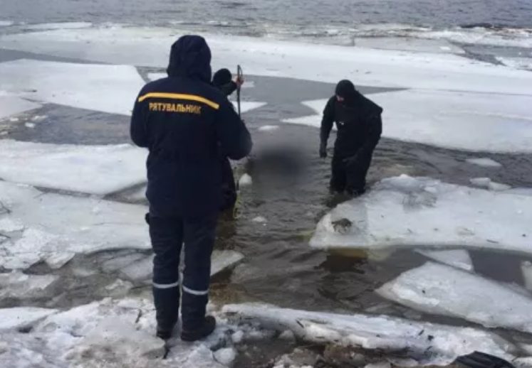 В Киеве утонул мужчина: тело вмёрзло в лёд (ФОТО)