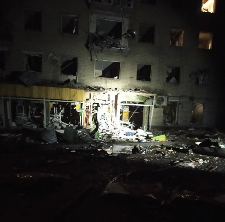 В Изюме под удар попали многоэтажка и частный дом: 8 погибших, двое из них — дети (ВИДЕО)