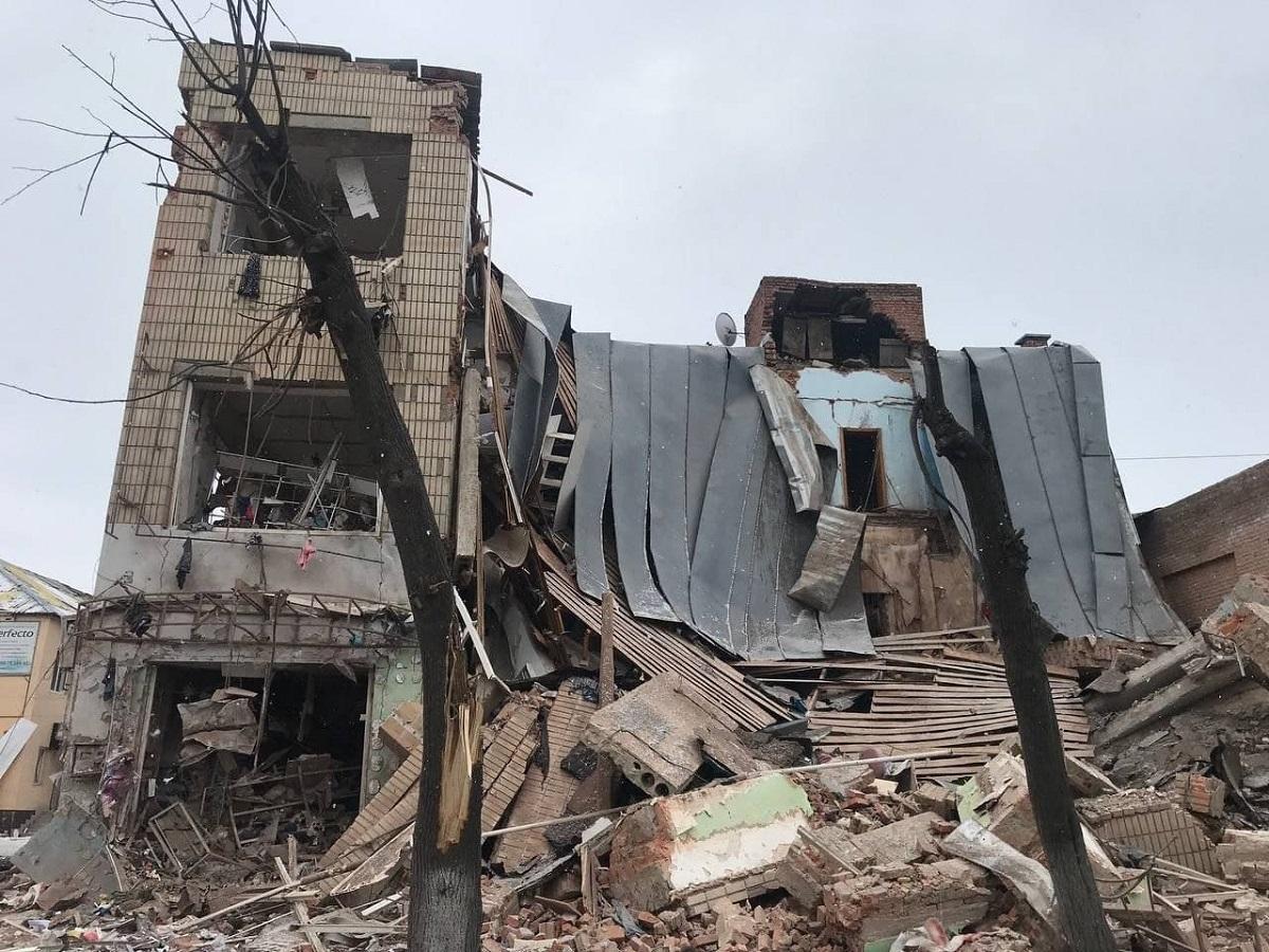 В Ахтырке из-за обстрелов разрушены ж/д вокзал, музей и горсовет (ФОТО)