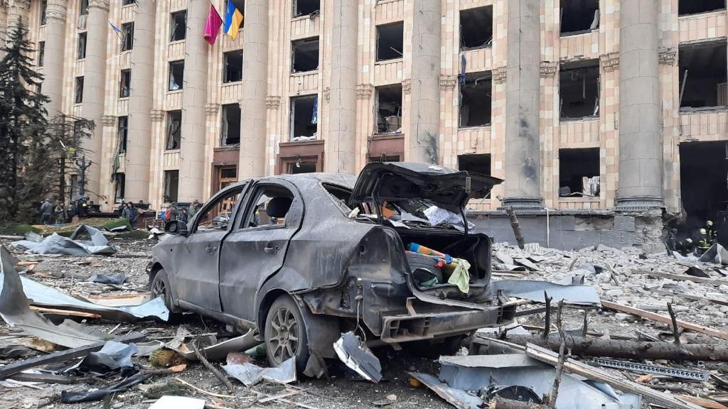 Оккупанты обстреляли супермаркет и аэропорт Харькова: есть жертвы