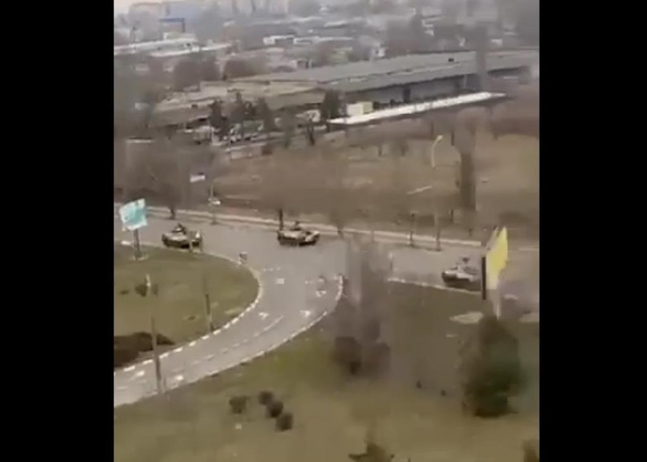 Российскую бронетехнику заметили в Херсоне (ВИДЕО)