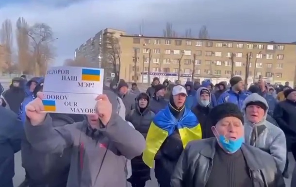 В оккупированном Мелитополе жители митингуют из-за похищения мэра (ВИДЕО)