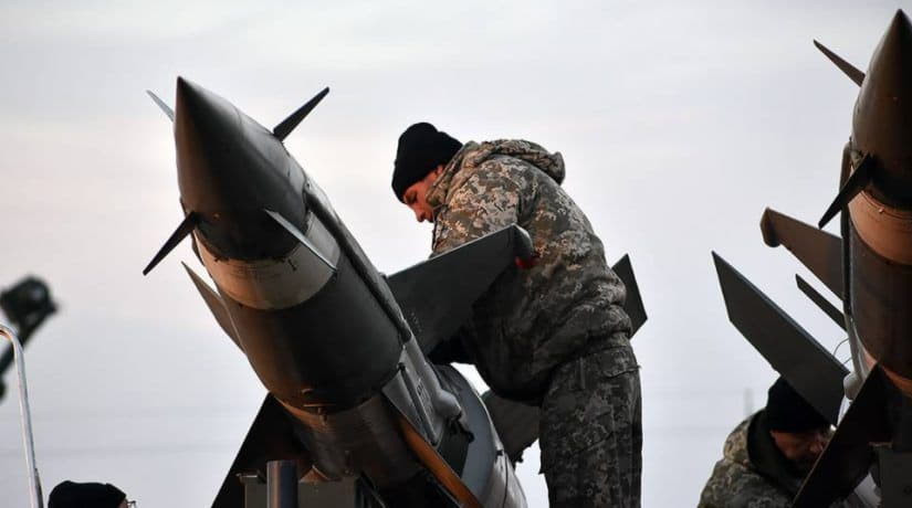 Над Киевом сбили российскую крылатую ракету: обломки упали на Куреневку