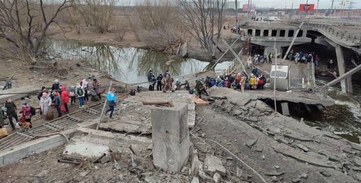 Жители Ирпеня бегут из города по взорванному мосту (ФОТО)
