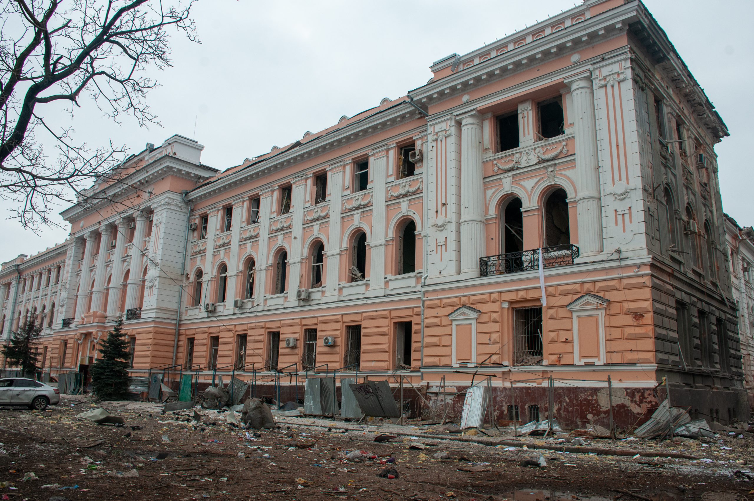 Разгромленная колона и последствия бомбежек: Харьков на 12 день войны
