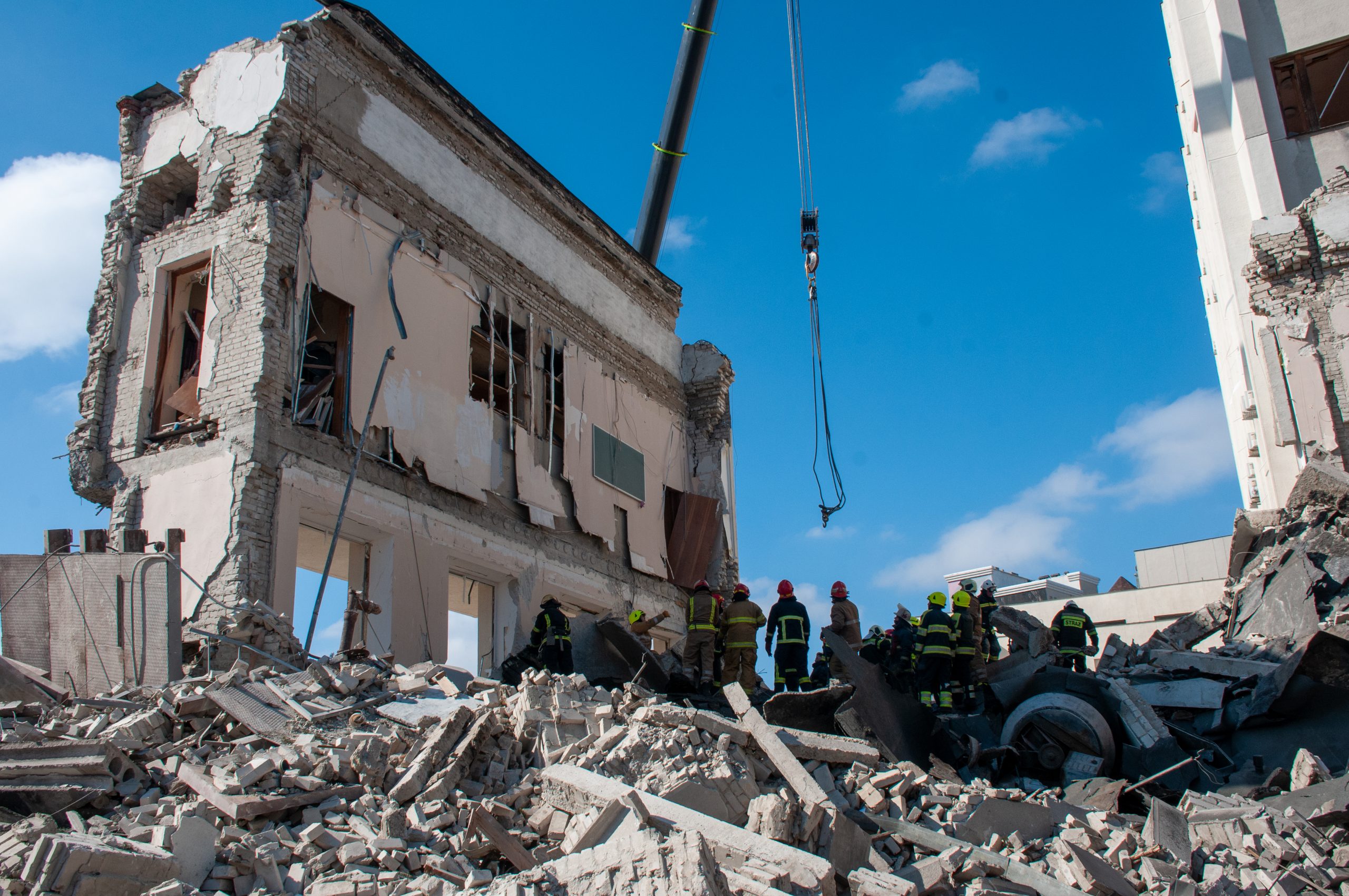 В Харькове разрушено здание Академии госуправления, есть погибший