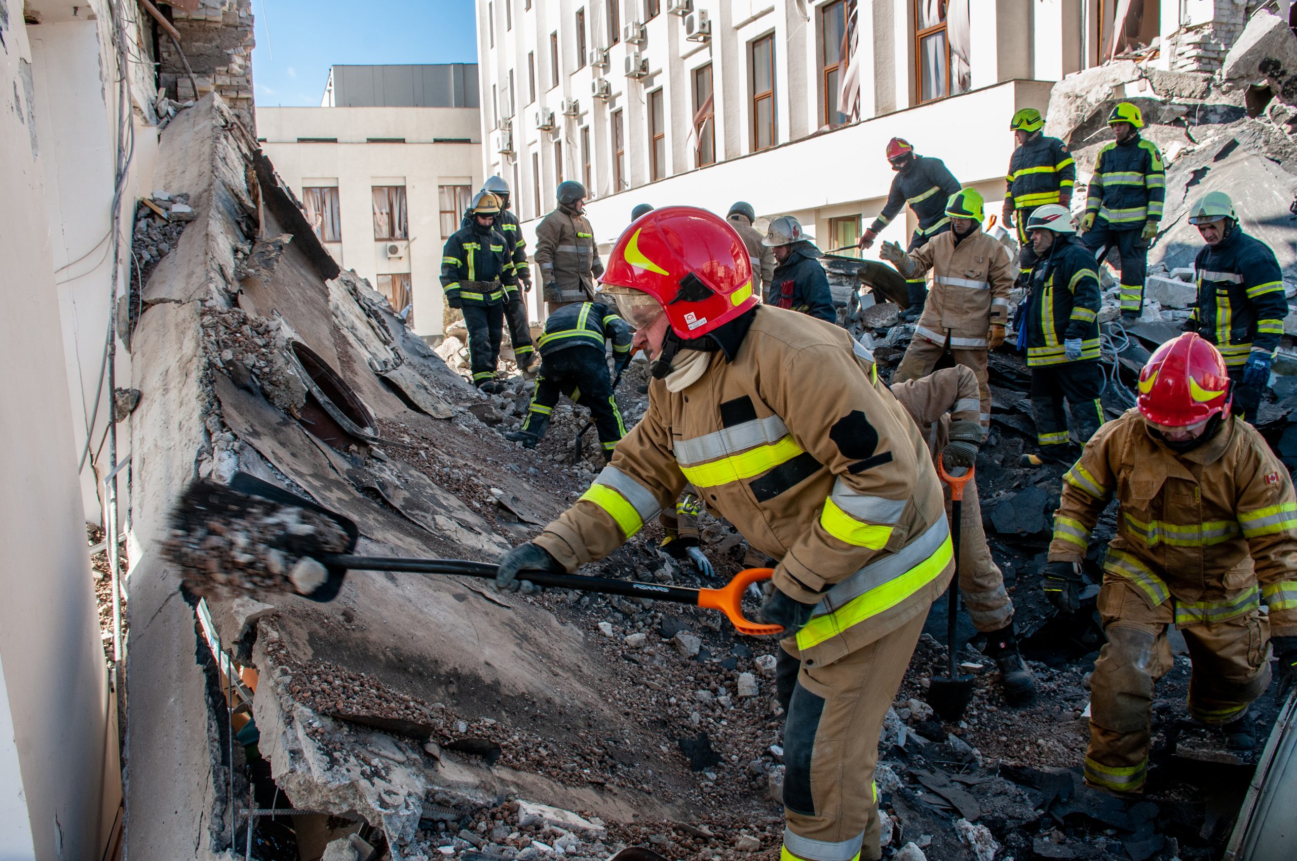 В Харькове разрушено здание Академии госуправления, есть погибший