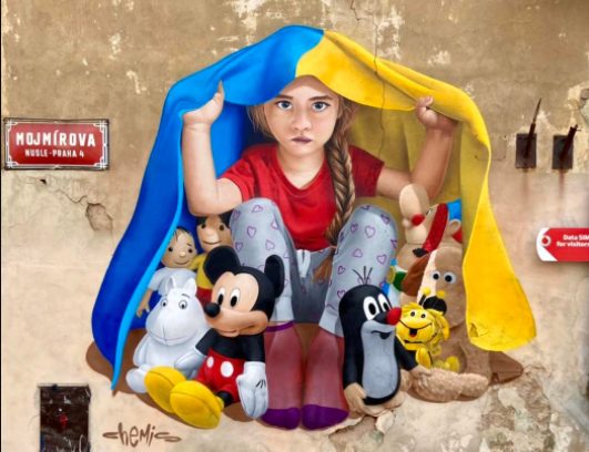 Девочка прикрыла флагом Украины западных сказочных героев: в Чехии создан трогательный мурал (ФОТО)