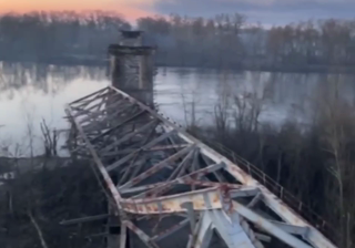 Войска РФ в Чернигове разбомбили «дорогу жизни» через реку Десна (ВИДЕО)