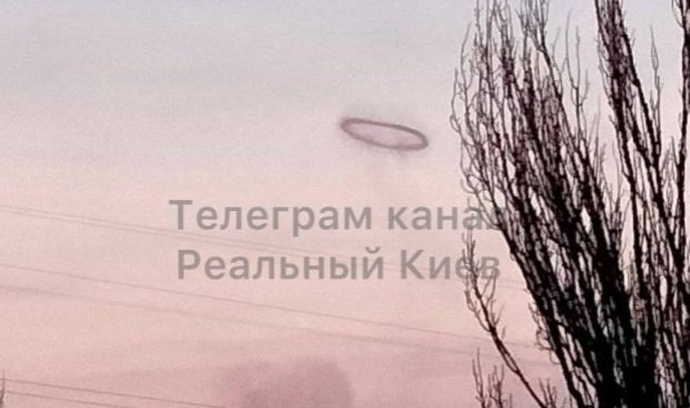 В Киеве после бомбежек на небе появилось таинственное кольцо (ВИДЕО)