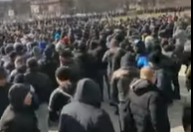 В Запорожье тысячи мужчин вышли с требованием выдать им оружие (ВИДЕО)