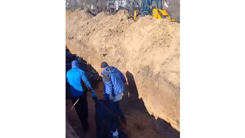 В Буче похоронили десятки мирных граждан (ФОТО, ВИДЕО)