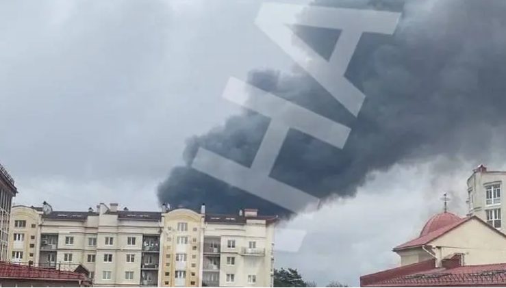 В Киеве в районе аэродрома &#171;Чайка&#187; увидели огромные клубы дыма (ВИДЕО)