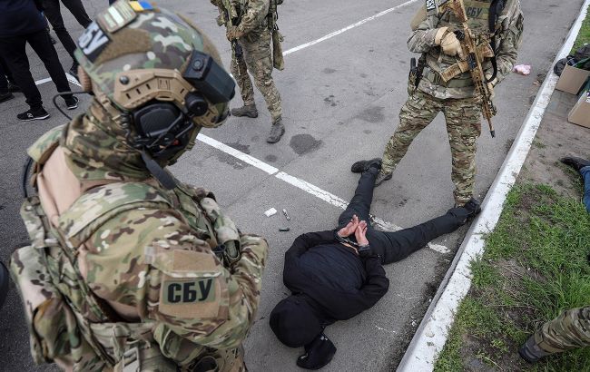 В Киеве задержали 65-летнего диверсанта с винтовками и пропагандой (ФОТО)