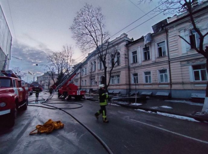 Из-за ночного обстрела в Харькове возник масштабный пожар (ФОТО)