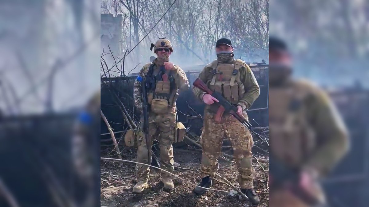 Американские добровольцы позировали на фоне горящего танка оккупантов (ВИДЕО)