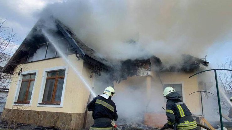На Оболони в результате артобстрела загорелся частный дом (ФОТО)