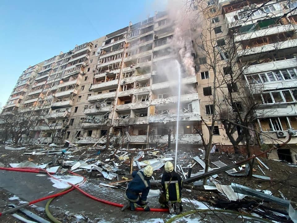 В Киеве российские снаряды попали в две многоэтажки (ФОТО, ВИДЕО)