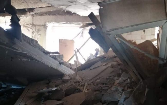 Снаряд РФ развалил часть пятиэтажки в Рубежном: погибли взрослый и 2 ребенка (ФОТО)